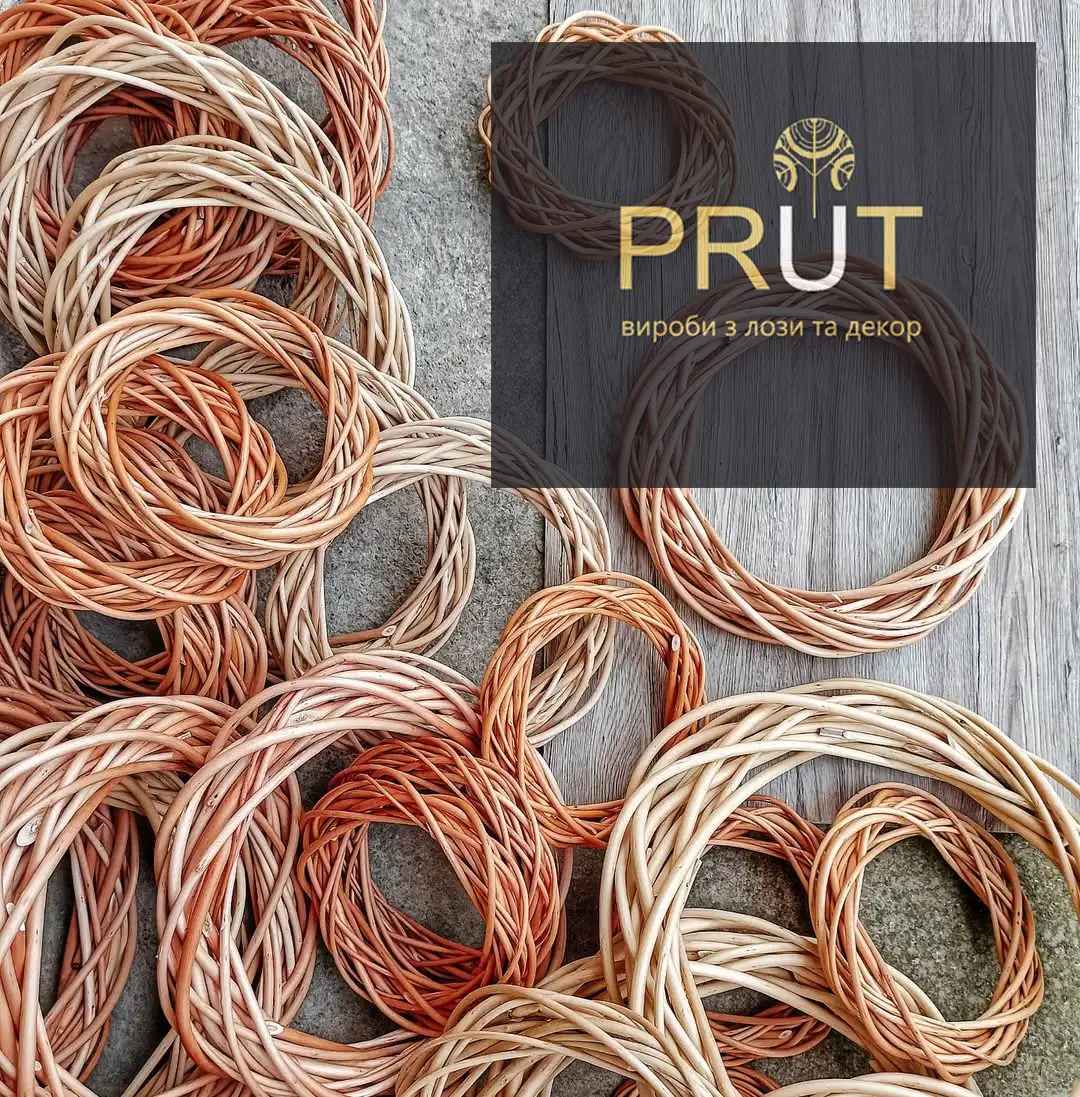 Плетені віночки з лози